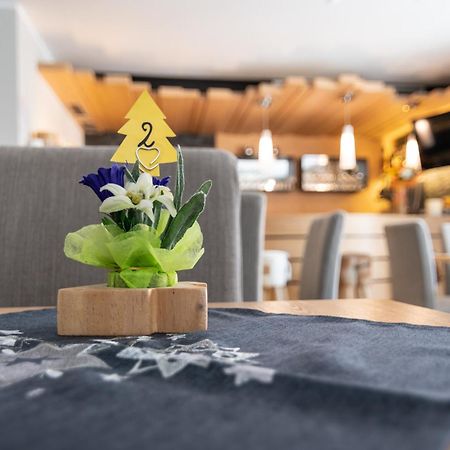 Aparthotel Dolomites Living&Relax คอมเมซซาดูรา ภายนอก รูปภาพ