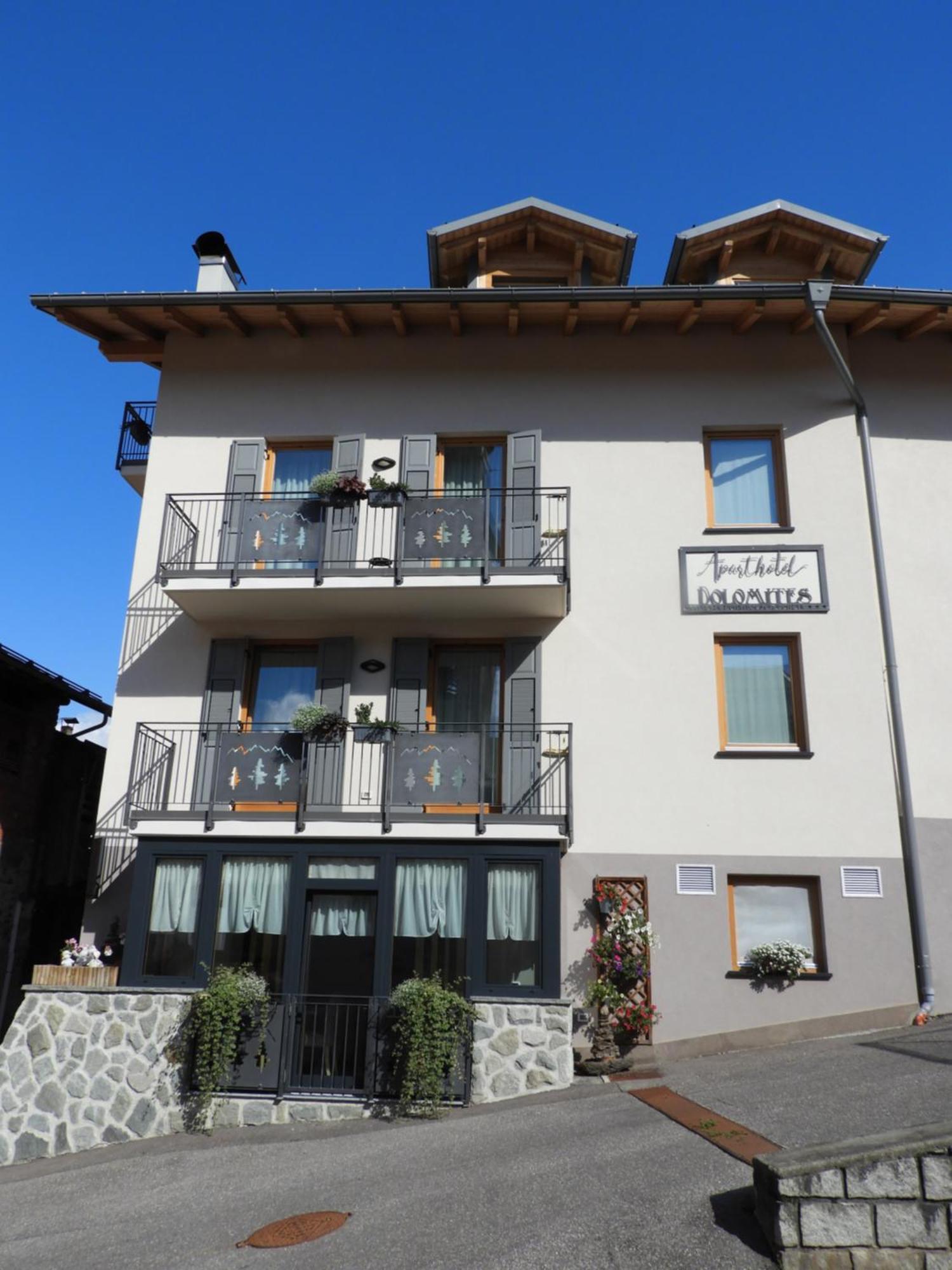 Aparthotel Dolomites Living&Relax คอมเมซซาดูรา ภายนอก รูปภาพ