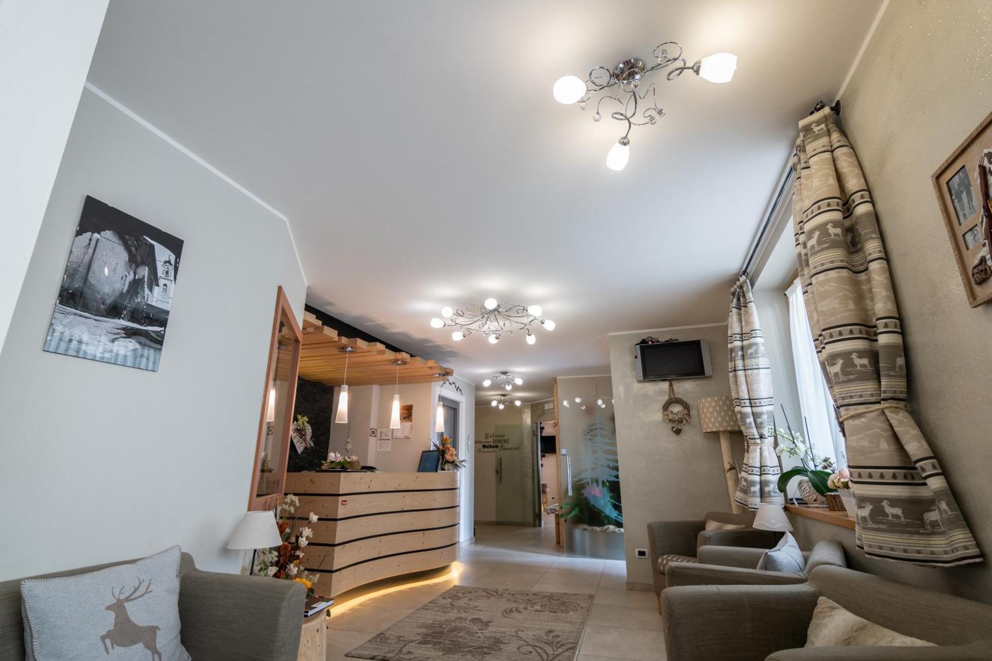 Aparthotel Dolomites Living&Relax คอมเมซซาดูรา ภายนอก รูปภาพ