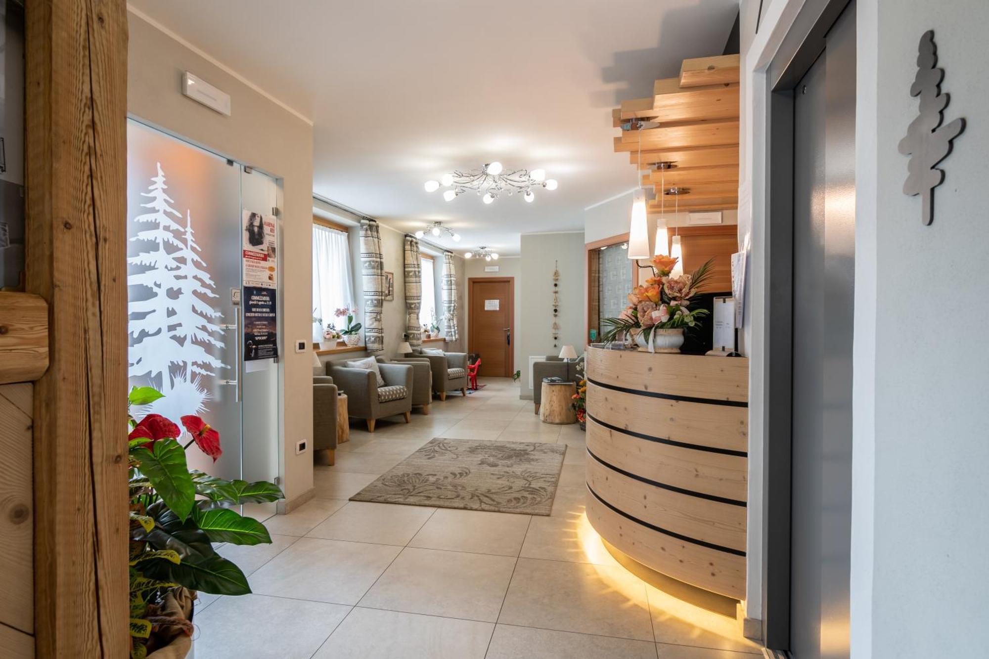 Aparthotel Dolomites Living&Relax คอมเมซซาดูรา ภายนอก รูปภาพ