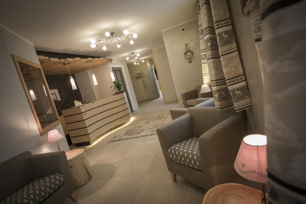 Aparthotel Dolomites Living&Relax คอมเมซซาดูรา ภายนอก รูปภาพ