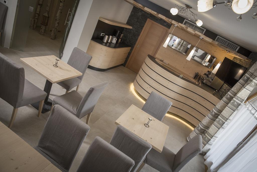 Aparthotel Dolomites Living&Relax คอมเมซซาดูรา ภายนอก รูปภาพ