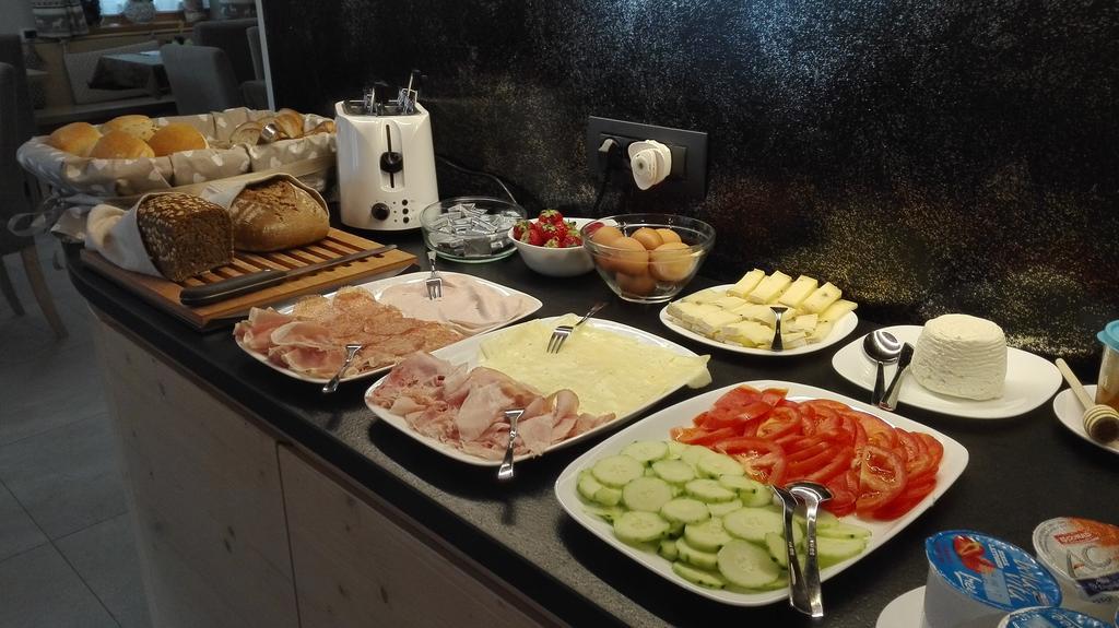 Aparthotel Dolomites Living&Relax คอมเมซซาดูรา ภายนอก รูปภาพ
