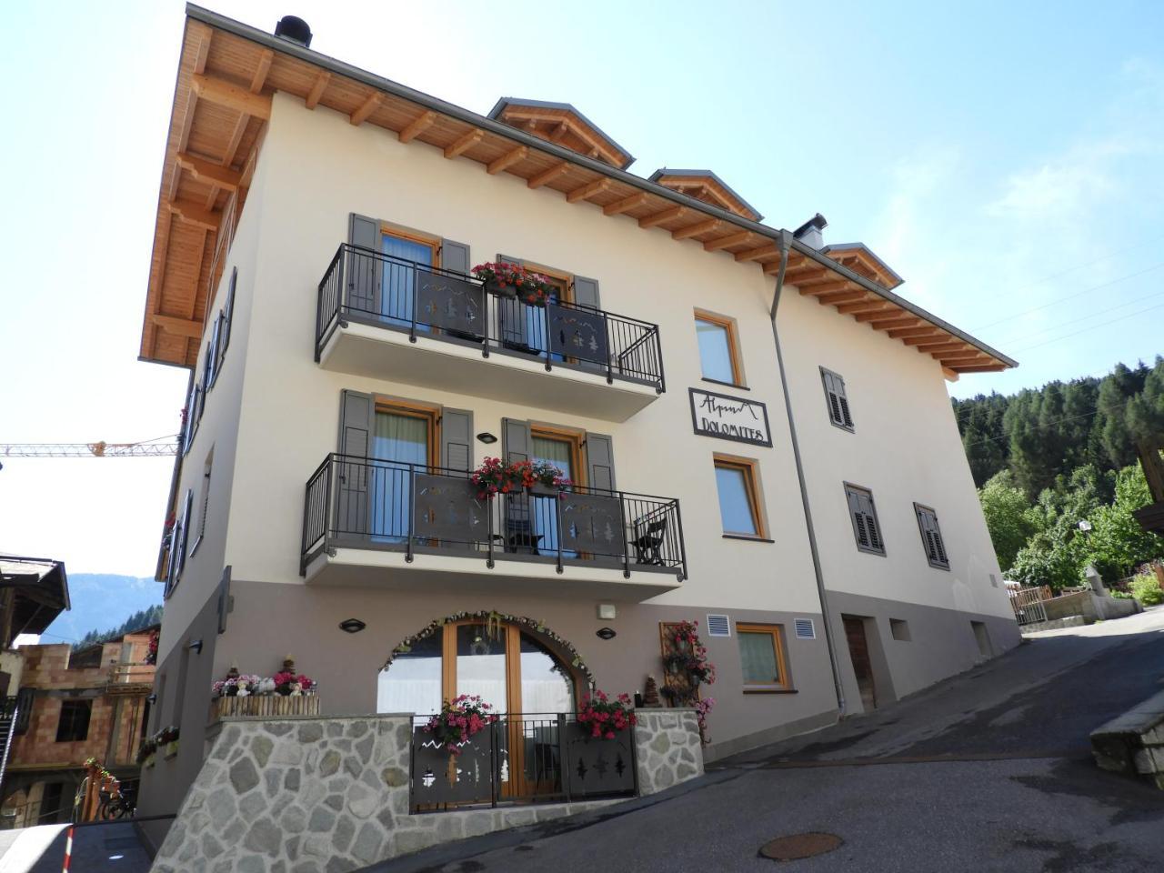 Aparthotel Dolomites Living&Relax คอมเมซซาดูรา ภายนอก รูปภาพ